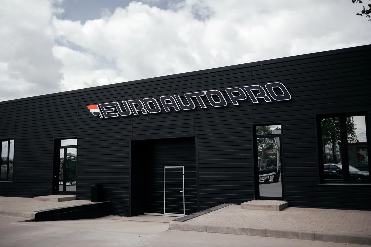 Фасад автомобильного центра EuroAutoPro в Разумном
